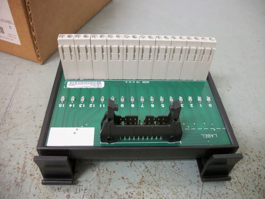 Клеммник Allen Bradley 1492-IFM20D120A-2 Interface Module 20 Pt with LEDs Ser C