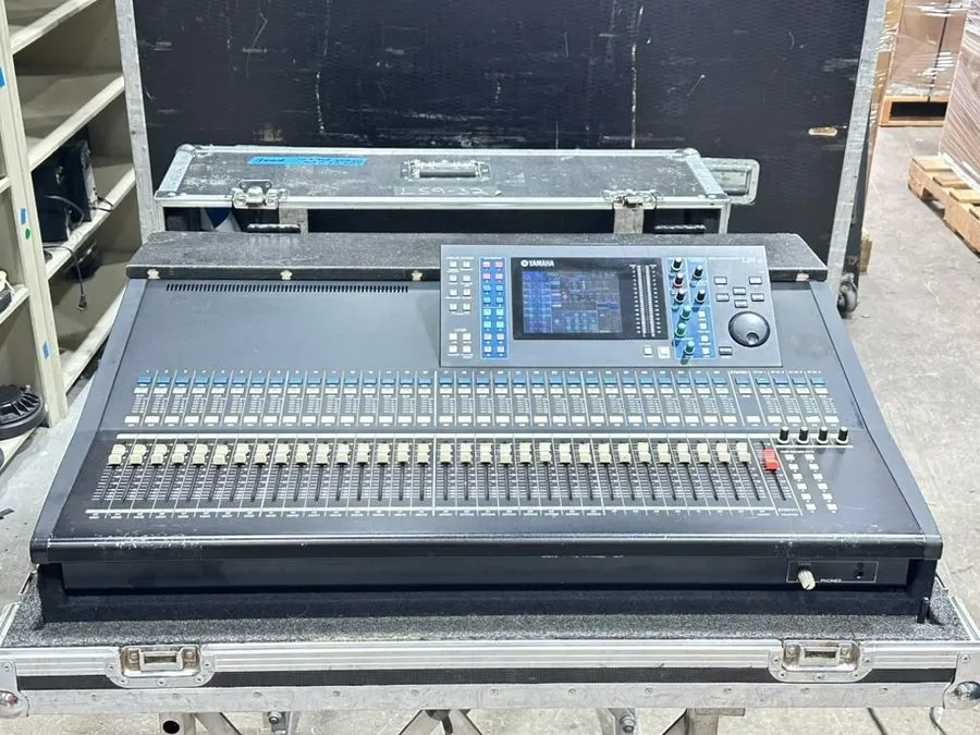 Микшерный пульт Yamaha LS9-32 32-Input Digital Mixing Console CG01VLQ — фото лота 2