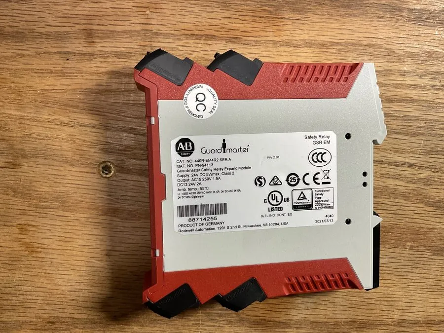 Реле безопасности Allen-Bradley Guardmaster GSR EM Safety Relay 440R-EM4R2 Ser A