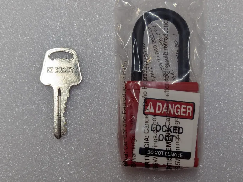 Такелажная скоба Brady SDPL-RED-38PL-KD12 Padlock, Keyed Alike, Nylon, Red, 1 1/ — фото лота 1