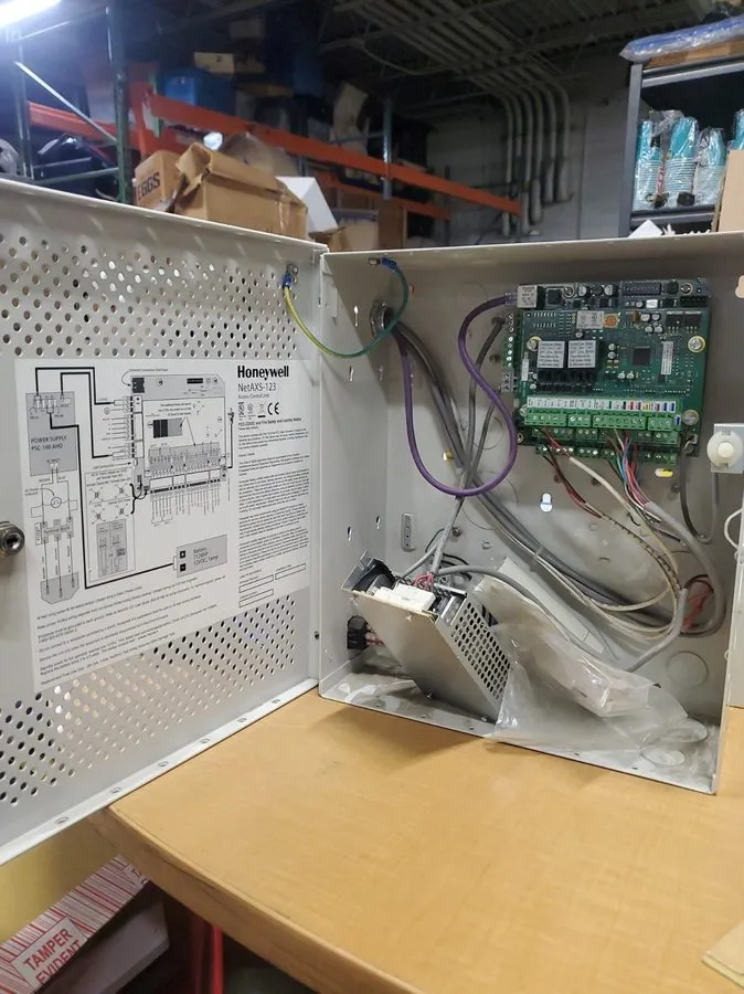 Оборудование видеонаблюдения Honeywell NetAXS-123 Access Control Panel NX1MPS Se