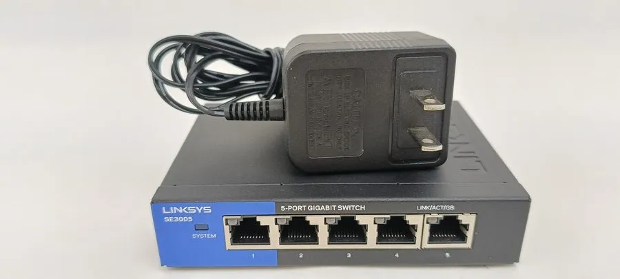 Коммутатор Linksys 5-Port Gigabit Ethernet Switch Black/Blue SE3005v2 VG