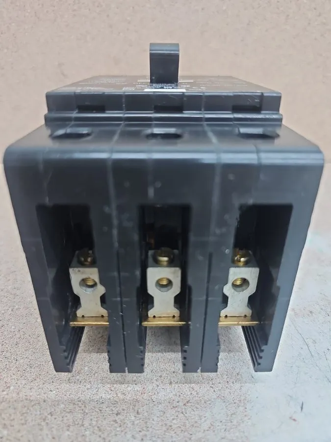Автоматический выключатель Square D EDB34030 Circuit Breaker 30A 3-Pole 480V AC 