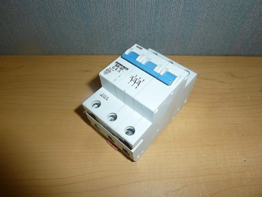 Автоматический выключатель Schrack SD93G6A Circuit Breaker 6A 3P 380 VAC 6 Amp