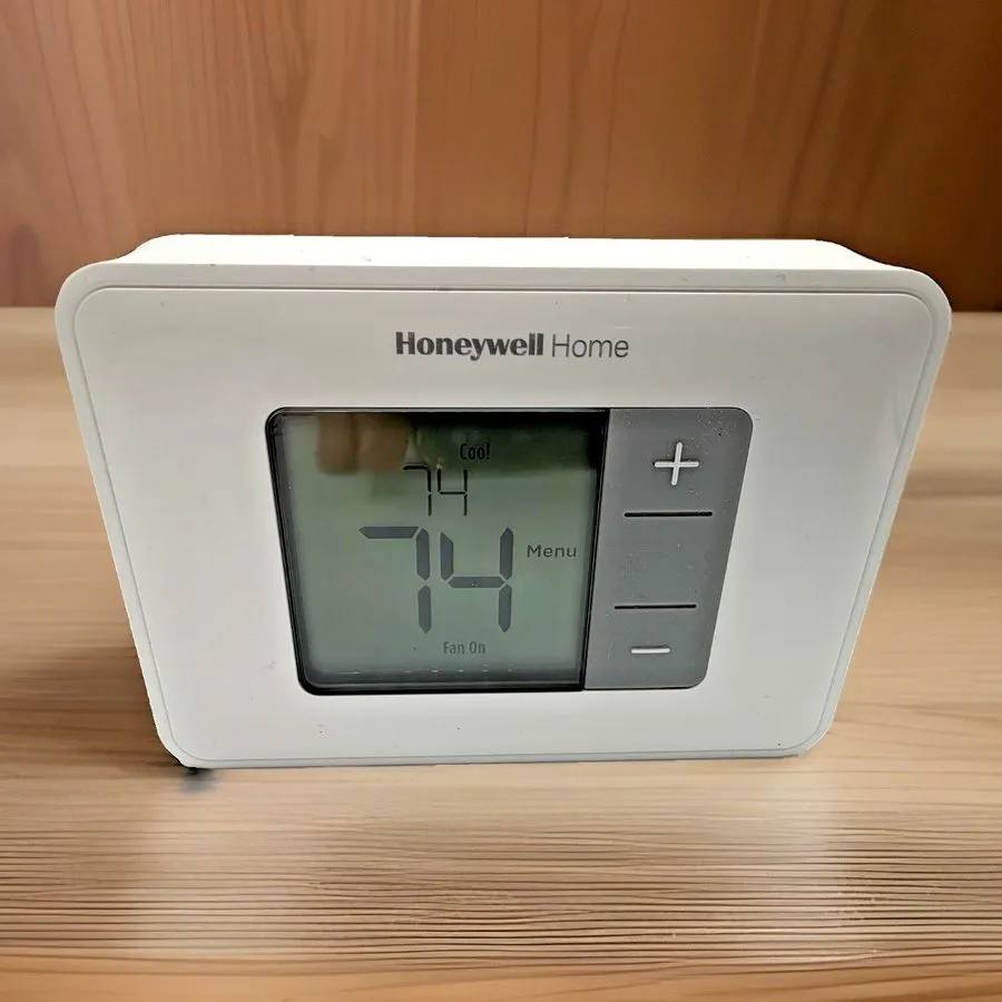 Термостат Honeywell Home Thermostat RTH5160D1003 Programmable HVAC Controller — фото лота 1