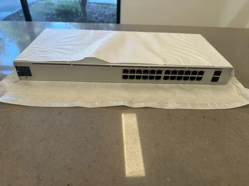 Коммутатор Ubiquiti UniFi USW-24 24-Port Gigabit Managed Switch SFP Rackmount