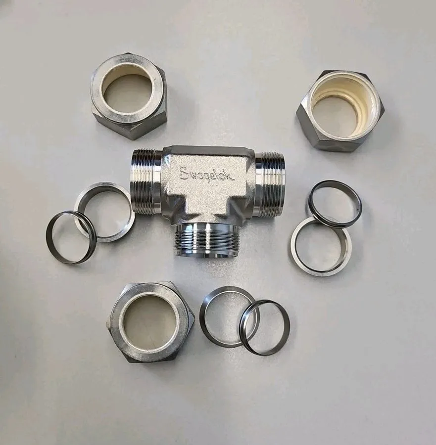 Фитинг Swagelok 316 Stainless Steel Tube Tee Fitting 1" w/Nuts SS-1610-3 — фото лота 1