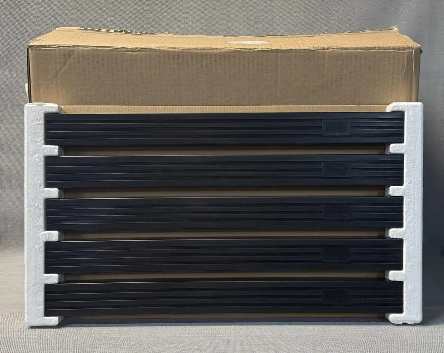 Стойка/шкаф Tripp Lite SR1UPANEL10 Rack Enclosure Cabinet Cooling Blanking Panel
