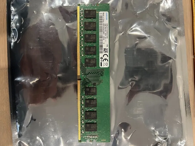 Модуль памяти Samsung M393A2K40BB1-CRC 16GB DDR4-2400 Registered ECC Server RDIM