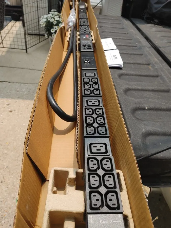 Блок розеток PDU APC AP8841 NetShelter Rack PDU Metered 0U 5.0kW 200V/208V 30A C