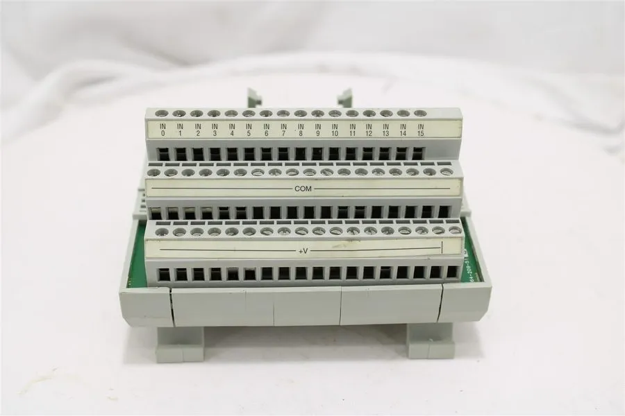 Клеммник Allen-Bradley 1492-IFM20F-3 Bulletin 1492 IFM 20-Point 132V 3-Wire Sens — фото лота 1