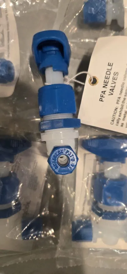Клапан 1ea Swagelok PFA 1/4 In 3 Way Switching Needle Valve PFA 4RPS4 — фото лота 1
