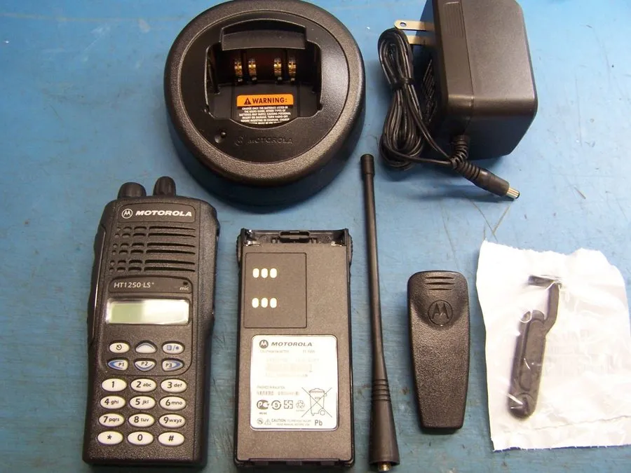 Зарядное устройство Motorola HT1250 LS+ UHF 403-470 MHz 16CH HandHeld Radio w/ C