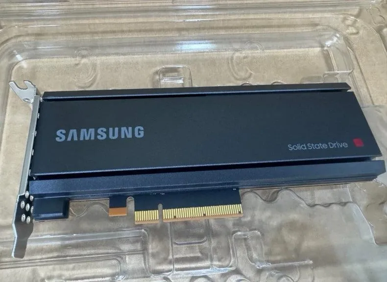 SSD-накопитель Samsung PM1735 3.2TB SSD DELL HHHL PCIE 4.0 NVME MZ-PLJ3T20 MZPLJ