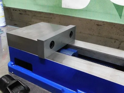 Режущий инструмент Pro-Grade Horizontal Machine Vise 6" Jaw Width Stationary Bas — фото лота 2