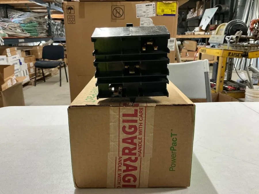 Автоматический выключатель Square D PowerPact B Frame I-Line Circuit Breaker BGA — фото лота 2