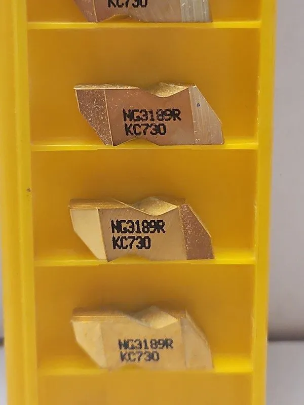 Режущий инструмент KENNAMETAL TOP NOTCH Series 3 grooving insert NG3189R KC810