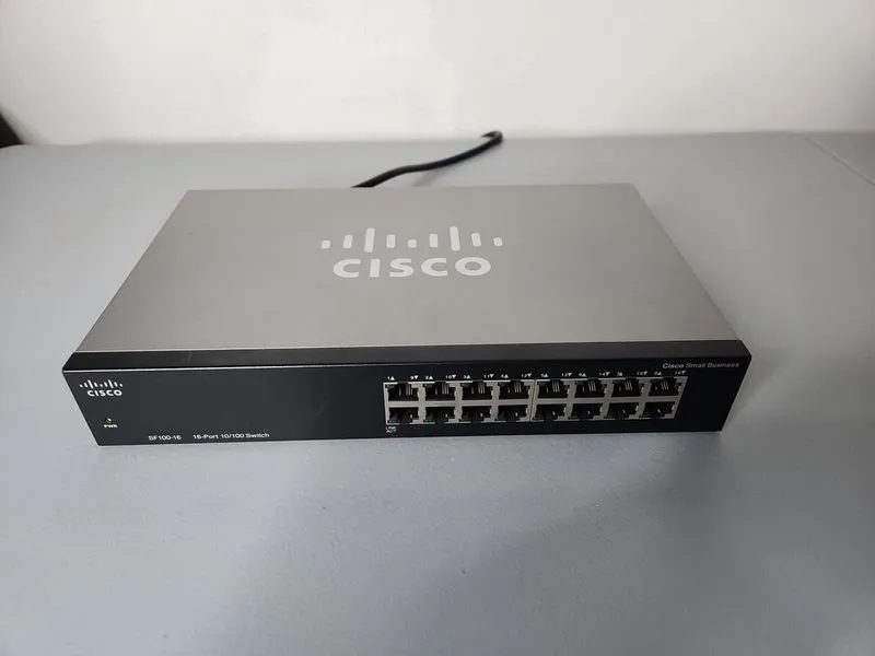 Коммутатор Cisco SF100-16 V02 16-Port RJ-45 10/100 Unmanaged FE Switch — фото лота 1