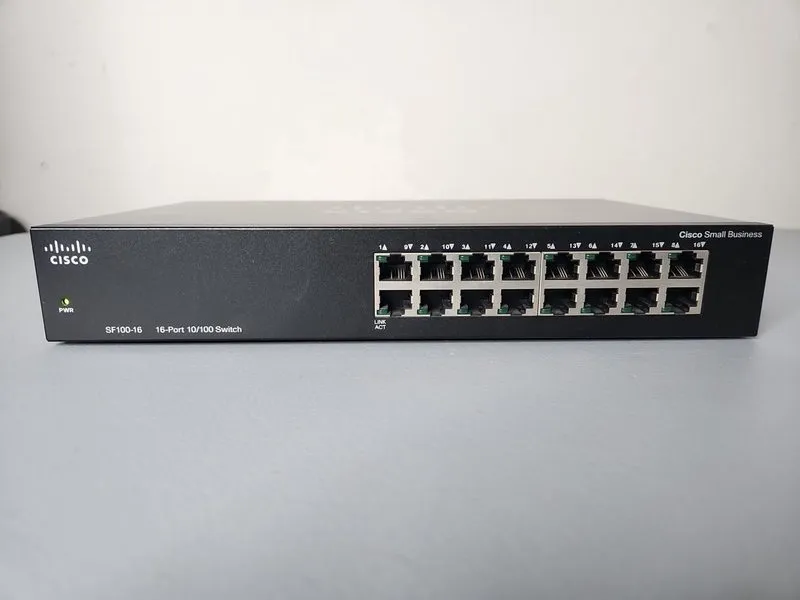 Коммутатор Cisco SF100-16 V02 16-Port RJ-45 10/100 Unmanaged FE Switch — фото лота 2