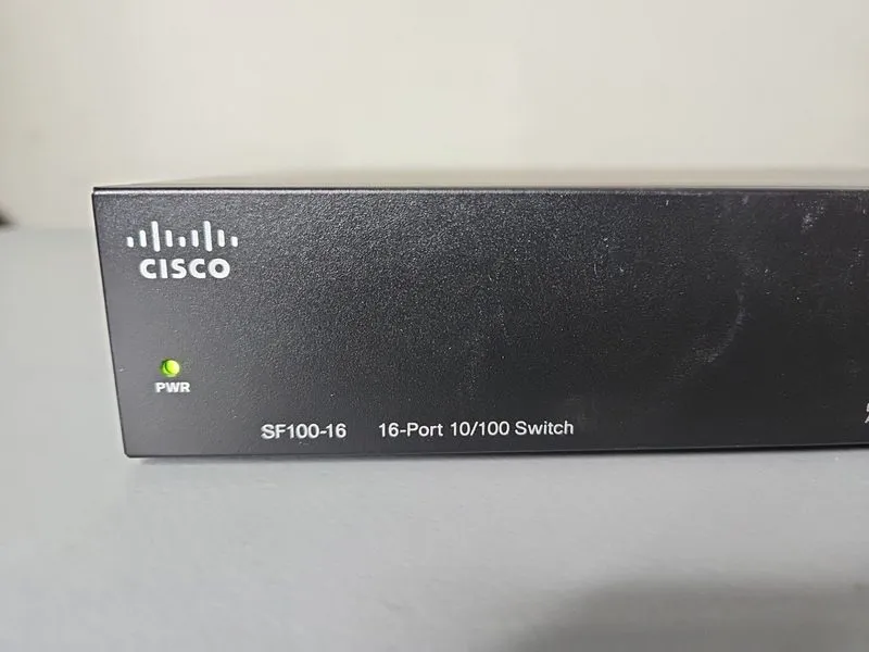 Коммутатор Cisco SF100-16 V02 16-Port RJ-45 10/100 Unmanaged FE Switch — фото лота 3