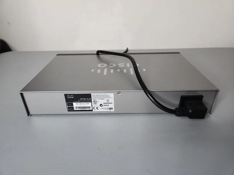 Коммутатор Cisco SF100-16 V02 16-Port RJ-45 10/100 Unmanaged FE Switch — фото лота 4
