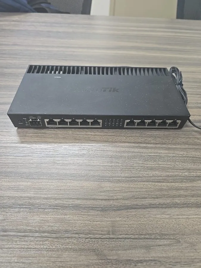 Маршрутизатор MikroTik RB4011iGS+RM Router 10 Port with 2 CAT-6 Ethernet Cables — фото лота 1