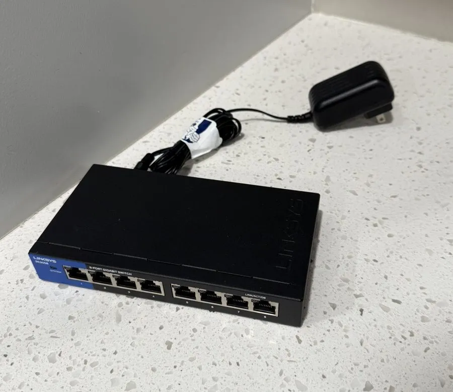 Коммутатор Linksys SE3008V2 8-Port Gigabit Ethernet Switch Black and Blue