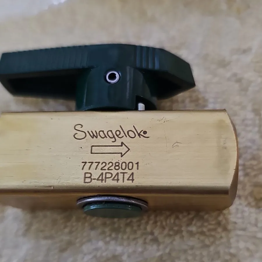 Клапан Swagelok B-4P4T4 Brass Quarter-Turn Valve FNSP