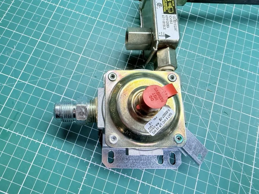 Клапан KitchenAid Whirlpool Range Pressure Regulator Valve W10293834 WPW10518493