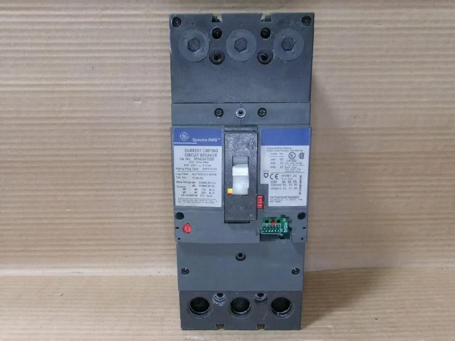 Автоматический выключатель General Electric SFHA24AT0250 Bolt-On Circuit Breaker