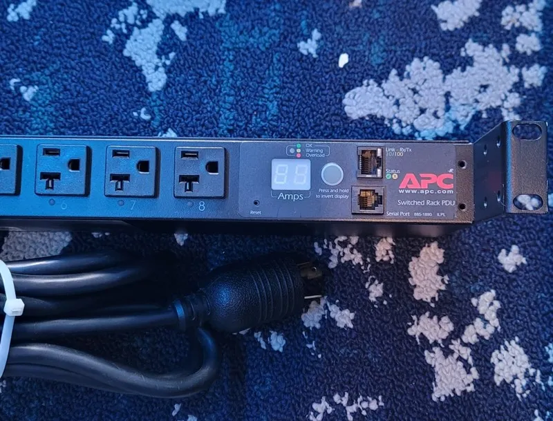 Блок розеток PDU APC AP7901 Swtchd Rack PDU 1U 20A 120V 2400VA NEMA 5-20 Rack