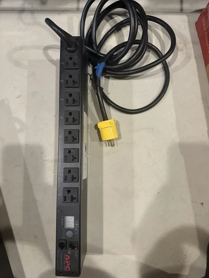 Блок розеток PDU APC AP7801 Metered Rack PDU 1U 120V 15A 8 Outlet Power Strip — фото лота 1