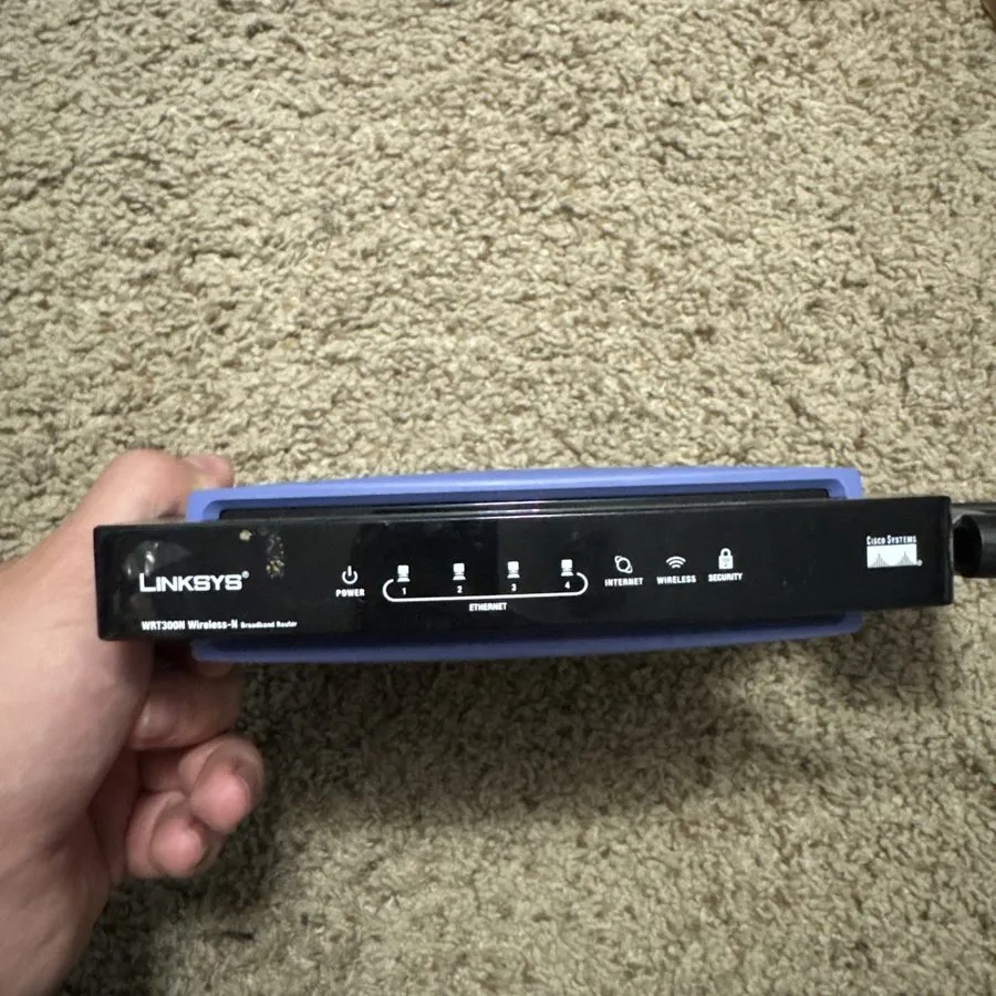 Маршрутизатор Linksys WRT300N 270 Mbps 4-Port Gigabit Wireless N Router — фото лота 1