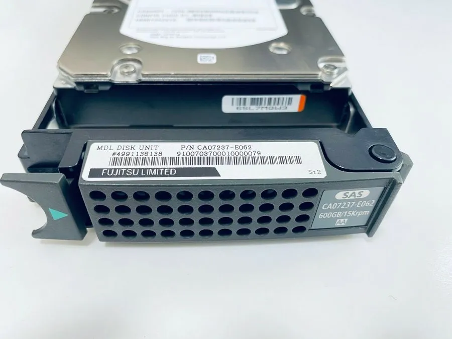 Жёсткий диск CA07237-E062 FUJITSU HDD 600GB 15K SAS 6G 3.5" LFF — фото лота 2