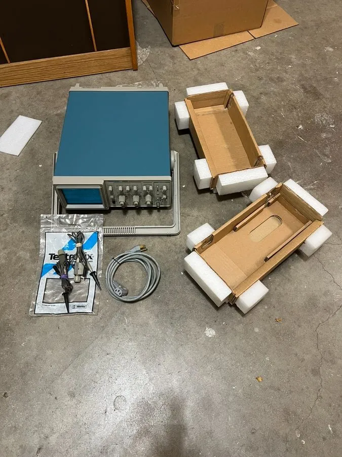 Осциллограф Tektronix 2225 50 MHz 2 Channel Analog Oscilloscope
