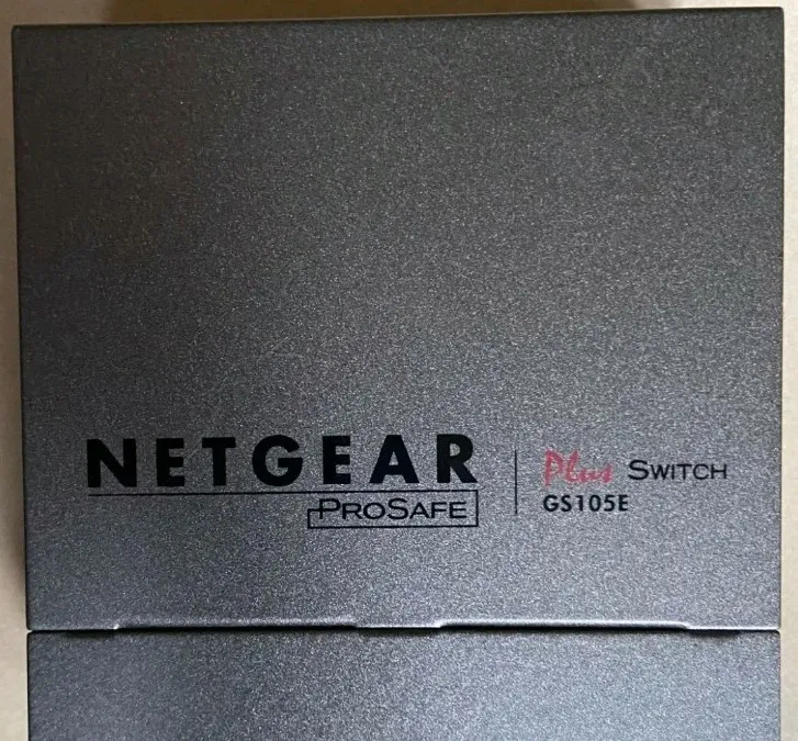 Коммутатор NETGEAR GS105E 5-Port Gigabit Smart Managed Plus Ethernet Switch — фото лота 1