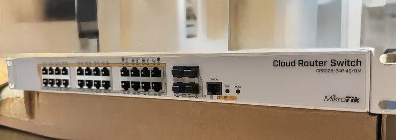 Коммутатор Mikrotik CRS328-24P-4S+RM 24 Port Gigabit Ethernet Router/switch PoE 