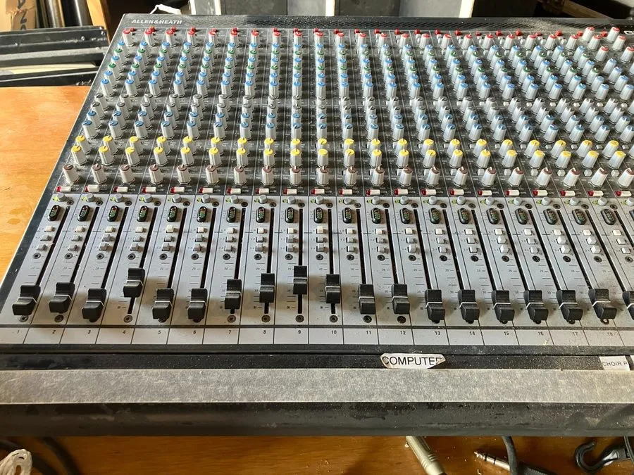 Микшерный пульт Allen & Heath GL2400 40-Channel Mixing Console, 40"x22"x6"front 