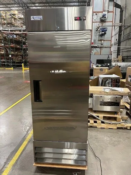 Морозильный шкаф Avantco A-23F-HC 29" Solid Door Reach-In Freezer — фото лота 1