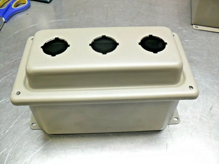 Монтажный шкаф HOFFMAN E-D3PBX 3 HOLE PUSHBUTTON ENCLOSURE