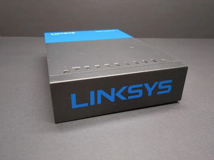 Маршрутизатор Linksys LRT214 4-Port 900 Mbps Business Gigabit VPN Router