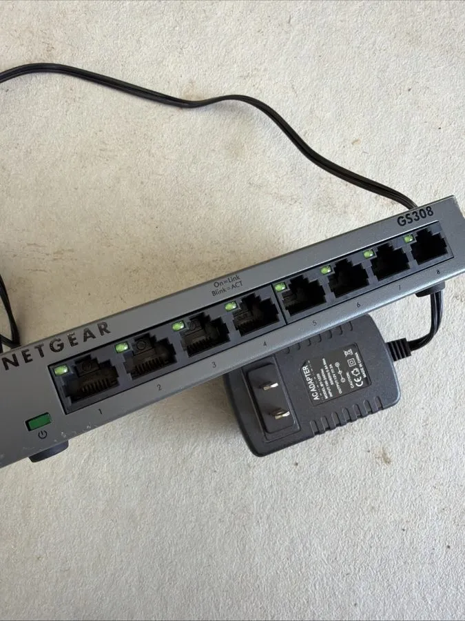 Коммутатор Netgear GS308v2 8-Port Gigabit Ethernet Desktop Network Switch GS308 — фото лота 2