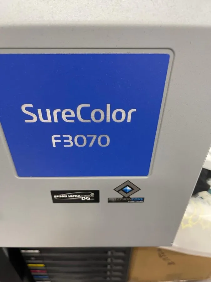 Принтер Epson SureColor F3070 industrial direct-to-garment (DTG) printer — фото лота 1