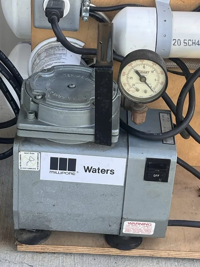 Насос Millipore / Waters DOA-V152-AA Diaphragm Vacuum Pump Setup With Volume Tan