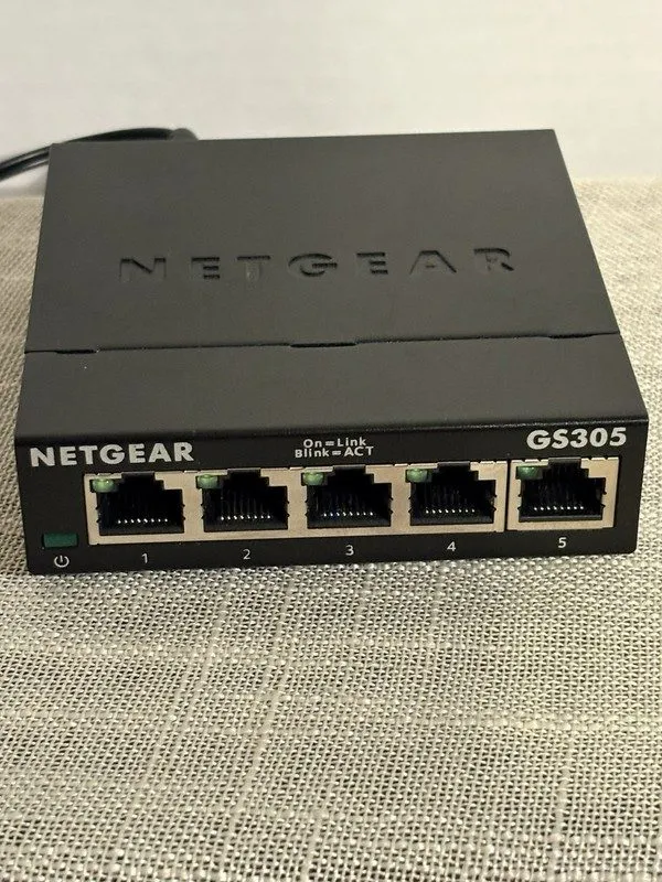 Коммутатор NETGEAR 5-Port Gigabit Ethernet Switch Desktop or Wallmount (GS305)