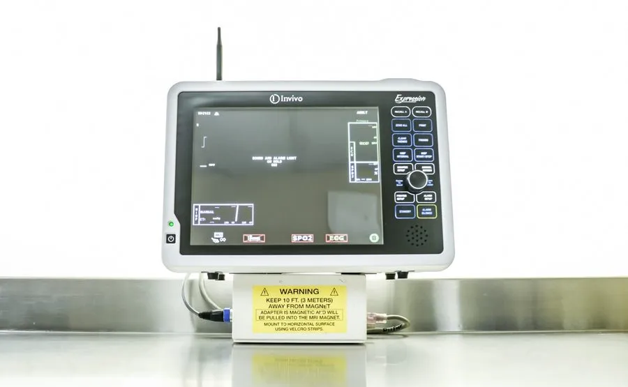 Монитор пациента 2012 Philips Model 865214 Invivo Expression MRI Monitor W/ AC A