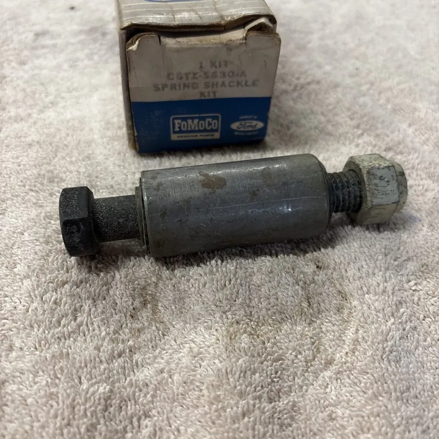 Такелажная скоба Ford C6TZ-5630-A Spring Shackle Kit 1966-69 Ford Bronco — фото лота 1