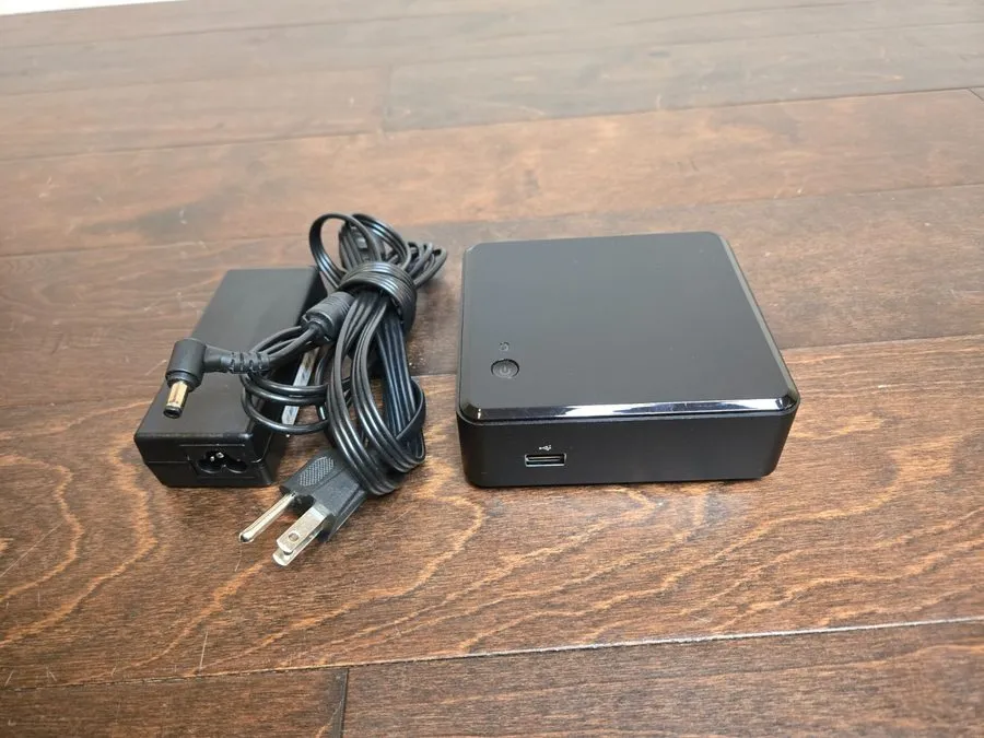 SSD-накопитель Intel D3217IYE NUC Intel i3-3217U 1.80GHz 8GB RAM 60GB SSD Win 10