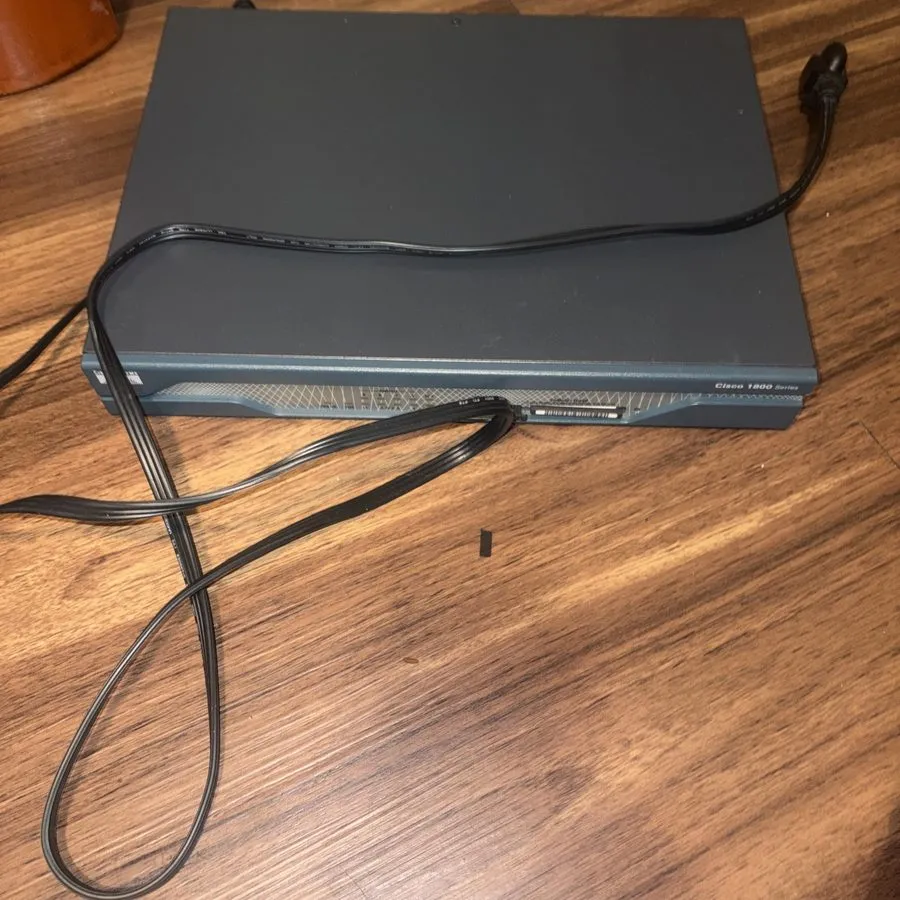 Маршрутизатор CISCO 1811 V05 SERVICE ROUTER 47-21292-01 1811/K9 V06 1800 Series — фото лота 1