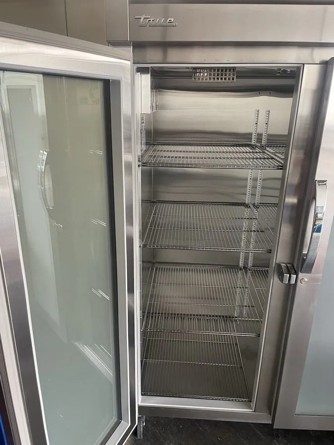 Холодильный шкаф True STR2H-2G Spec Series 53" 2 Section Reach-In Glass Door Hea — фото лота 1